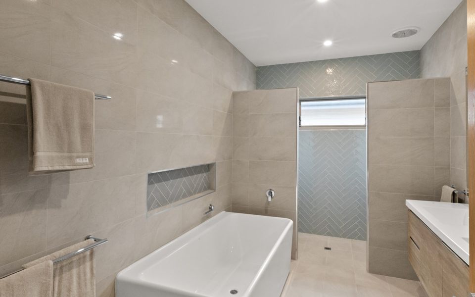 4 Corella Court – Pool and Jetty (12m max)