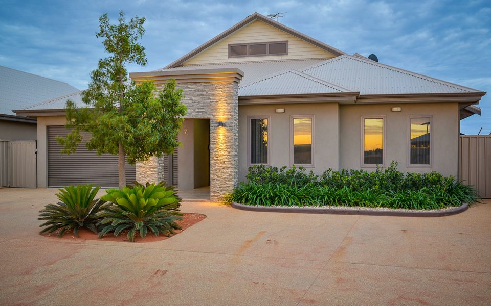 7 Kestrel Place – Pool and Jetty (Max 9m)