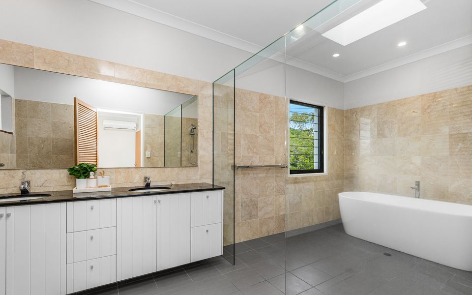 Luxurious Beachside Oasis with Ocean Views