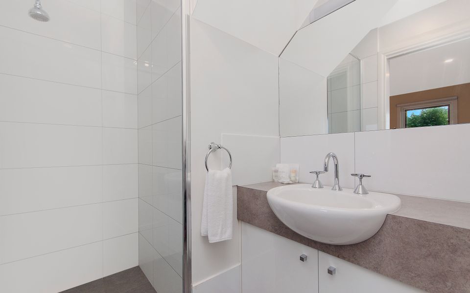 Ensuite / Bathroom 1