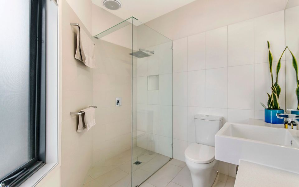 Ensuite / Bathroom 1