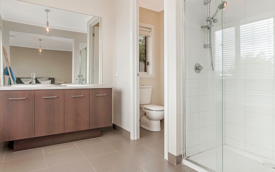 Bathroom 1 / Ensuite Bathroom