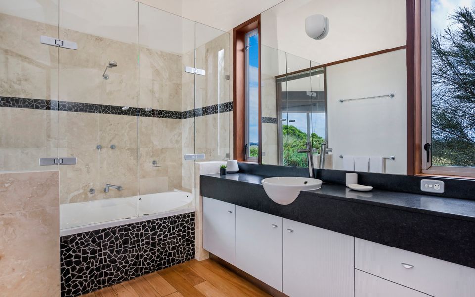 Bathroom 1 / Ensuite Bathroom