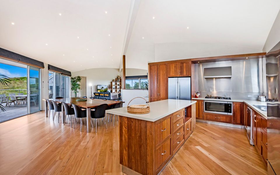 Open Kitchen / Dining Area
