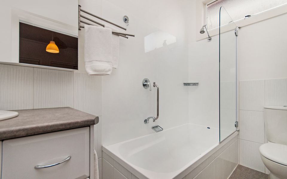 Bathroom 2 / Ensuite