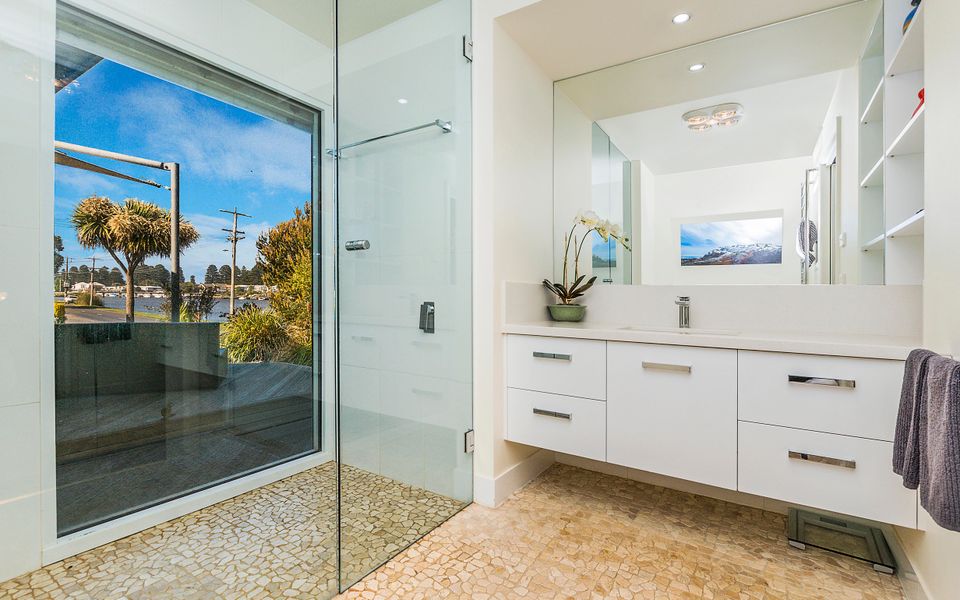 Bathroom 1 / Ensuite