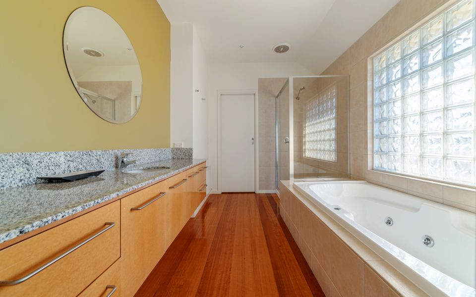 Bathroom 2 / Ensuite