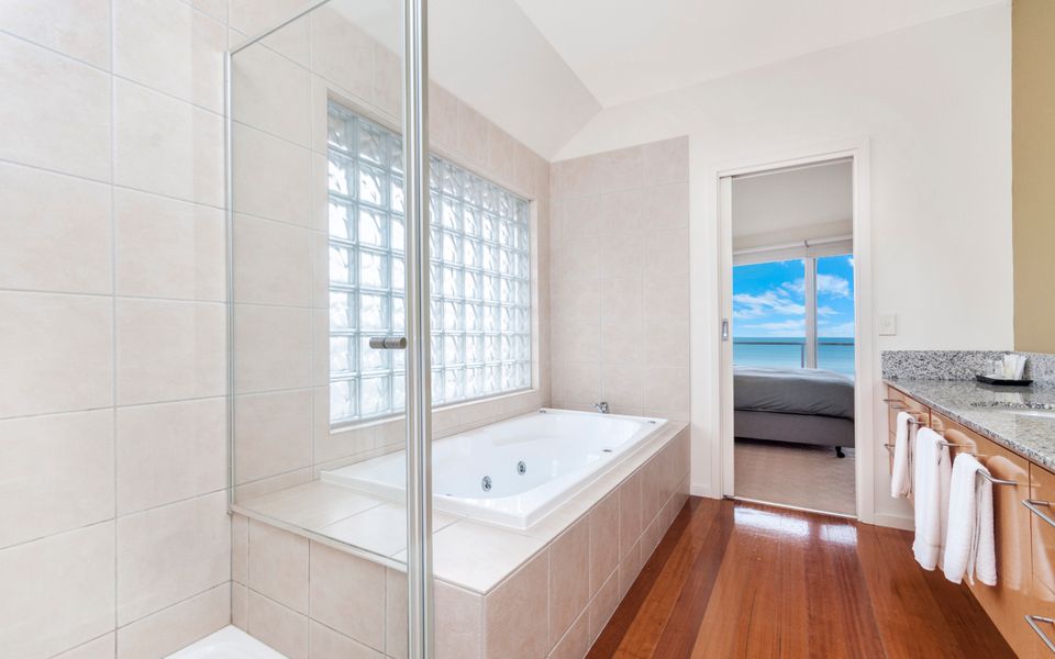 Bathroom 2 / Ensuite