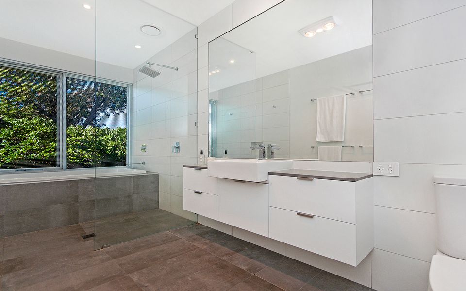 Bathroom 1 / Ensuite