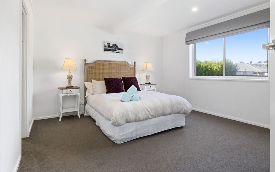 Master Bedroom with ensuite and walk in robe. Queen Bed