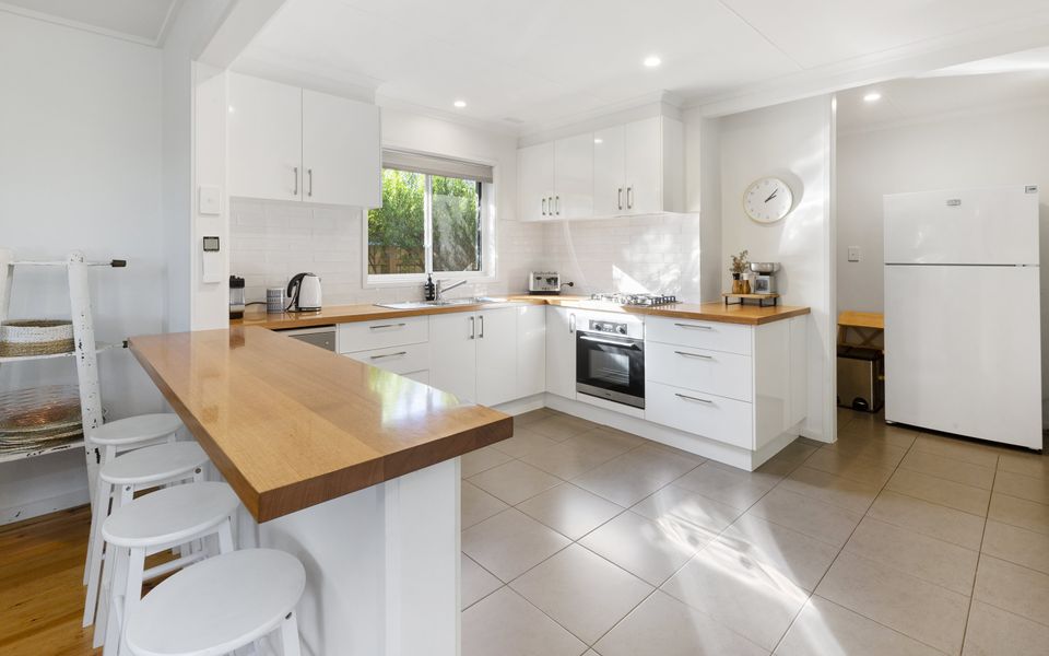 Fully equipped modern kitchen with breakfast bar