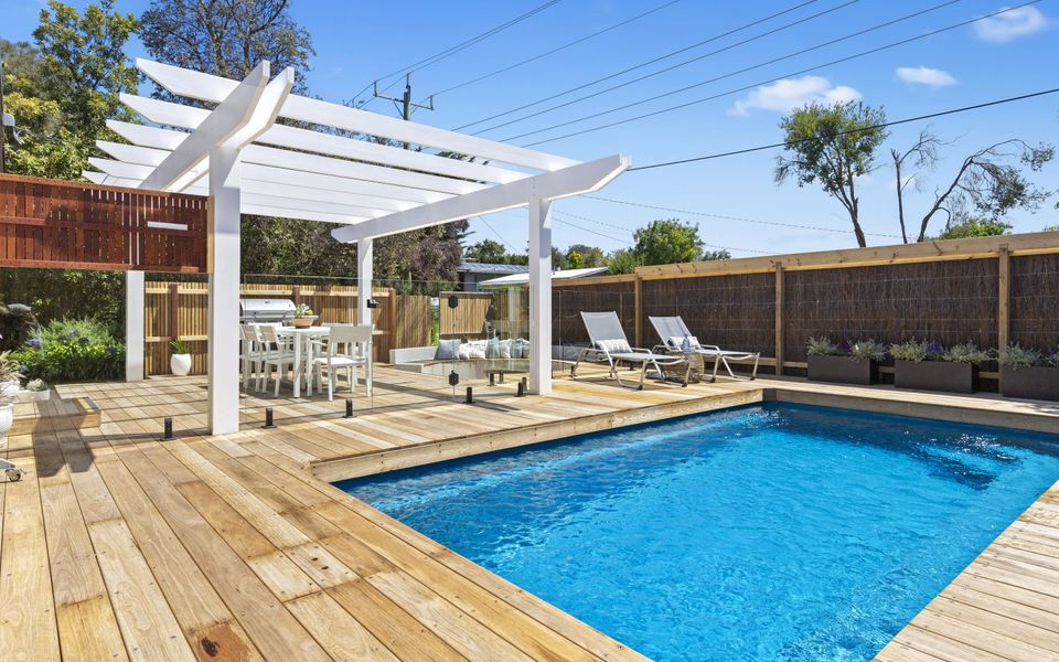 Heated pool (Seasonal) outdoor dining area