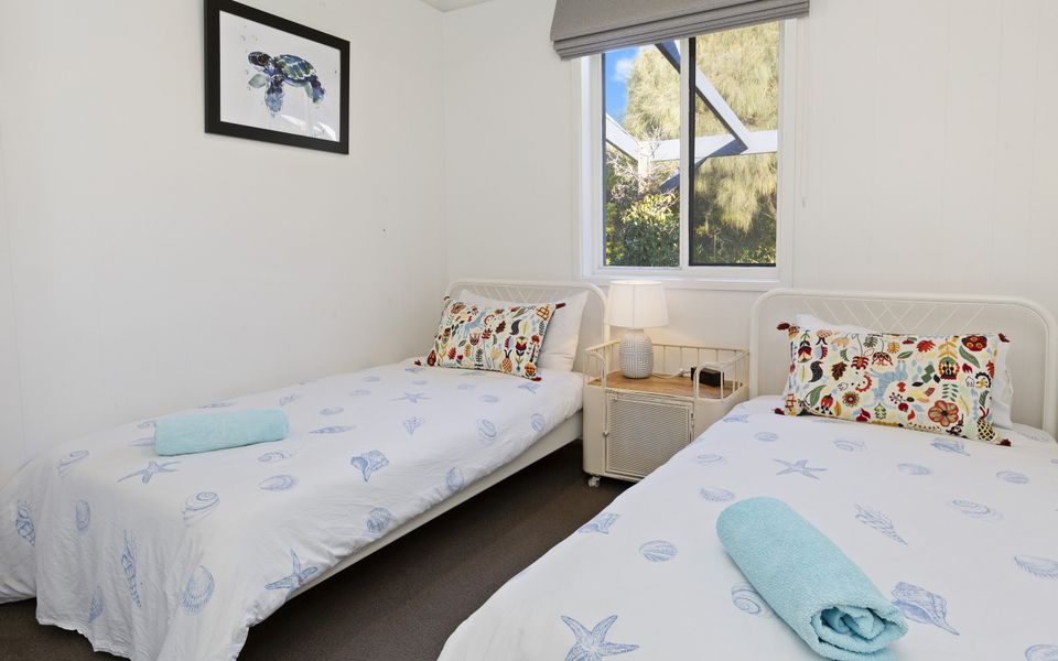 Bedroom 4 with 2 x single beds