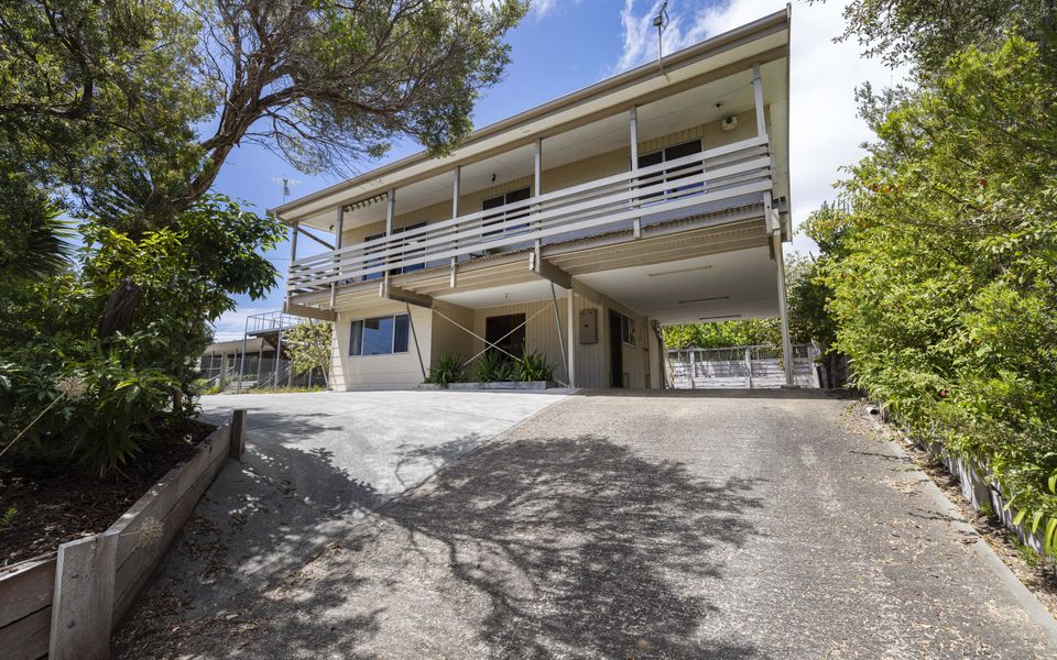 Driveway with parking for 5 cars