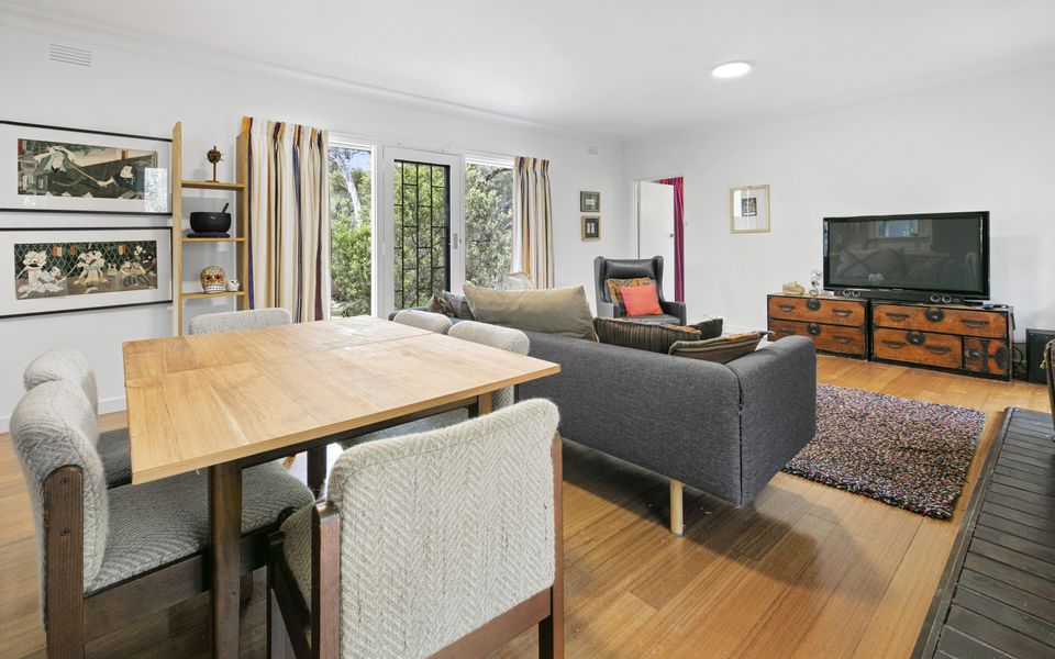 Dining area, seats six