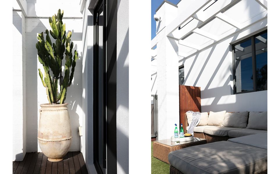 Front courtyard outdoor seating area