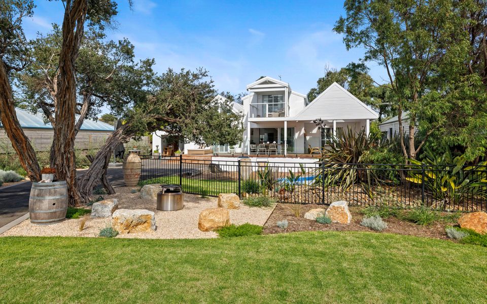 Settlers Cove Poolside Luxury Retreat