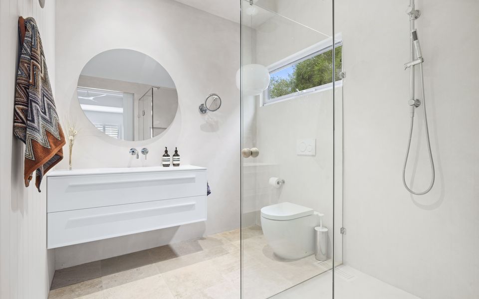 Ensuite with shoer, toilet and vanity