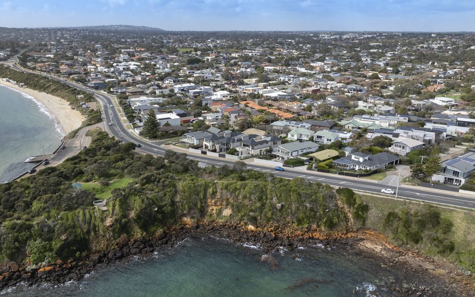 Mornington Beachfront Bliss – Pool, Spa & Rooftop Sunsets