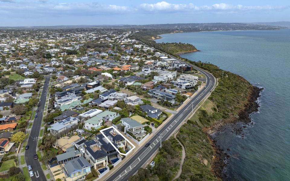 Mornington Beachfront Bliss – Pool, Spa & Rooftop Sunsets