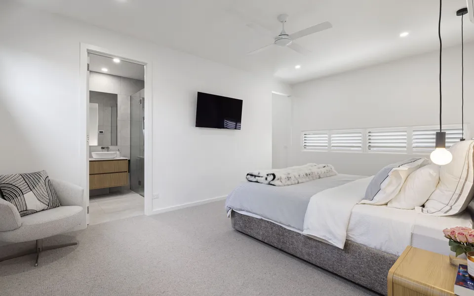 King Bedroom with Ensuite, Walk in Robe and Smart TV