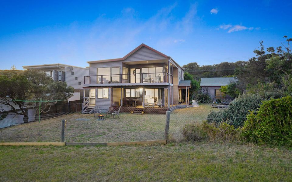 Duneside Shores - Spacious backyard with plenty of room to enjoy the outdoors.