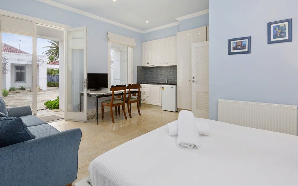 Separate guest house with Queen Bed, ensuite, kitchenette and couch