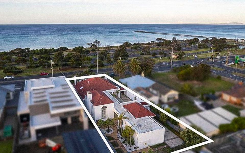 Marble Sands studio is just across the road from Rye Beach