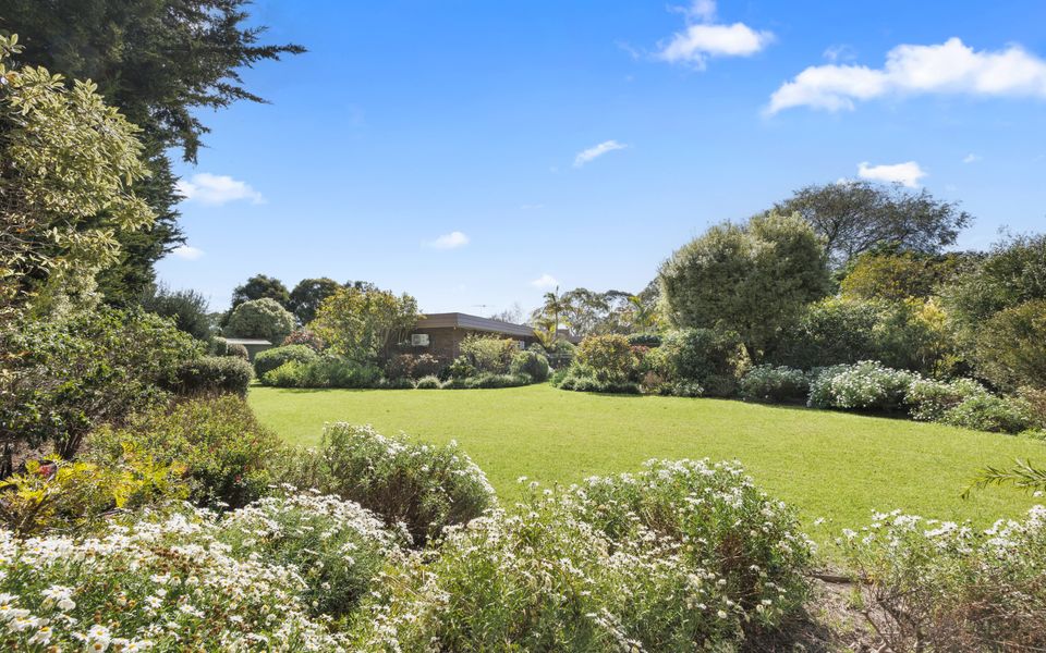 Large private garden with plenty of grass and flowers great for outdoor fun with family or friends