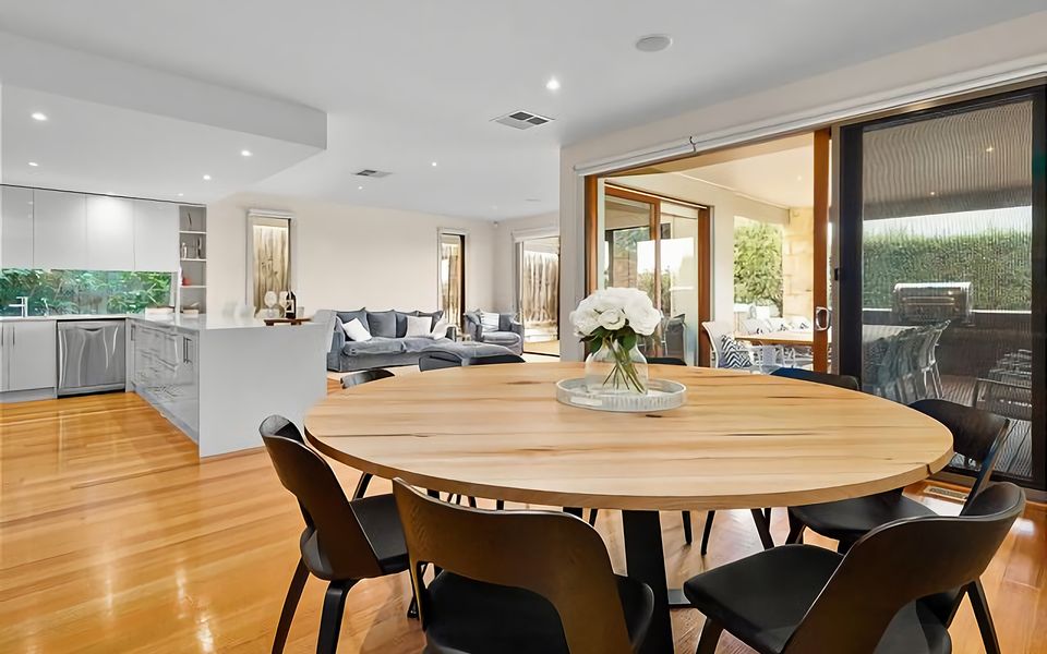 Stunning Home Alfresco Entertainment Jacuzzi