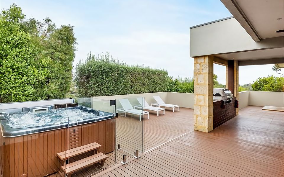 Stunning Home Alfresco Entertainment Jacuzzi