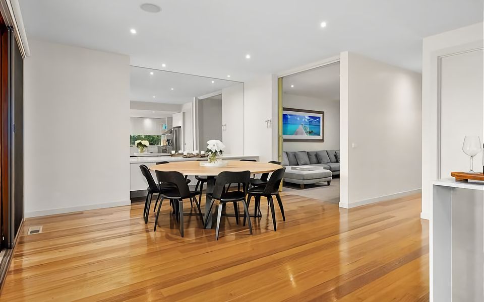 8 seater dining for the whole family.