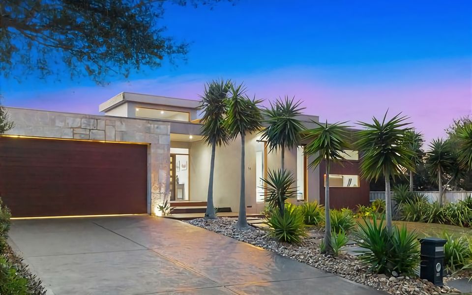 Stunning Home Alfresco Entertainment Jacuzzi