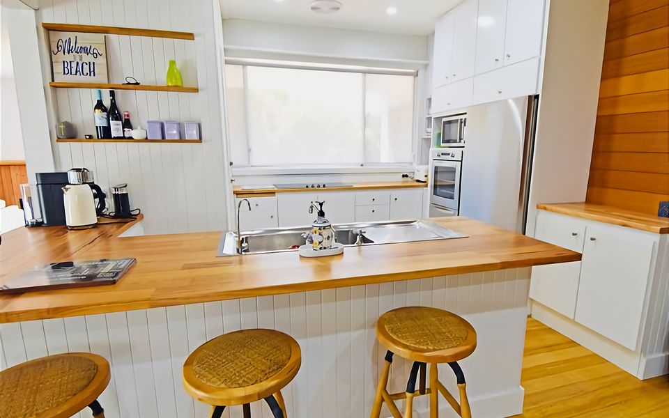 Fully equipped kitchen with breakfast bar.