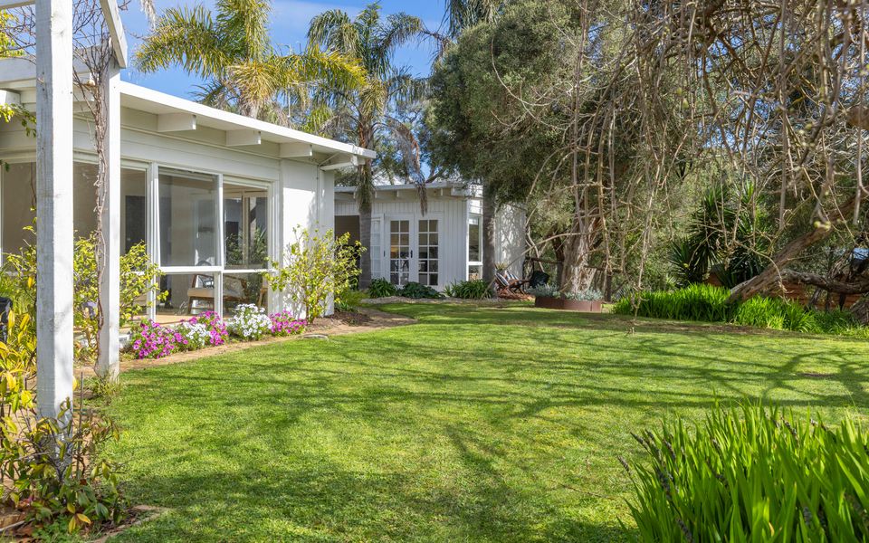 Beautiful well maintained garden with BBQ and fire pit