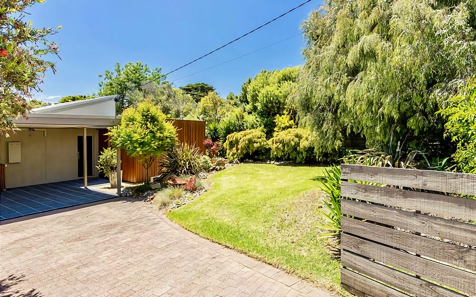 Escape to Blairgowrie 500m to beach cafes