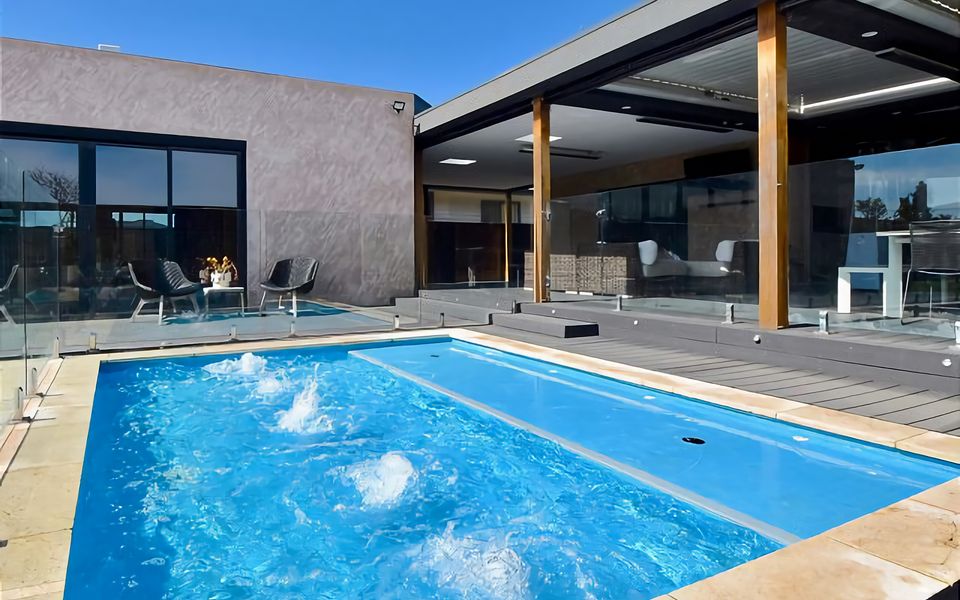 Shallow Kiddies pool with water jets.