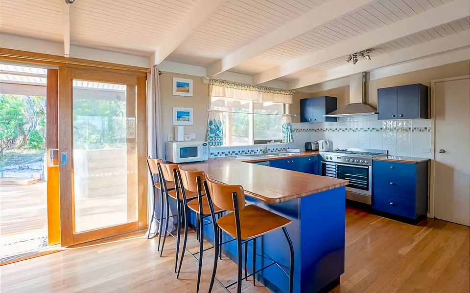 Fully equipped kitchen with breakfast bar.