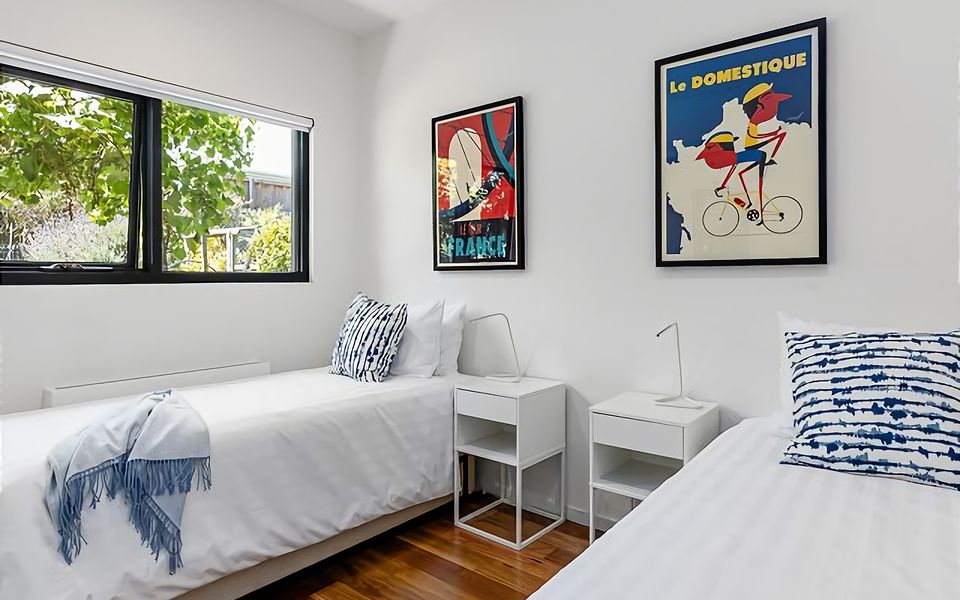 Bedroom with 2 single beds.