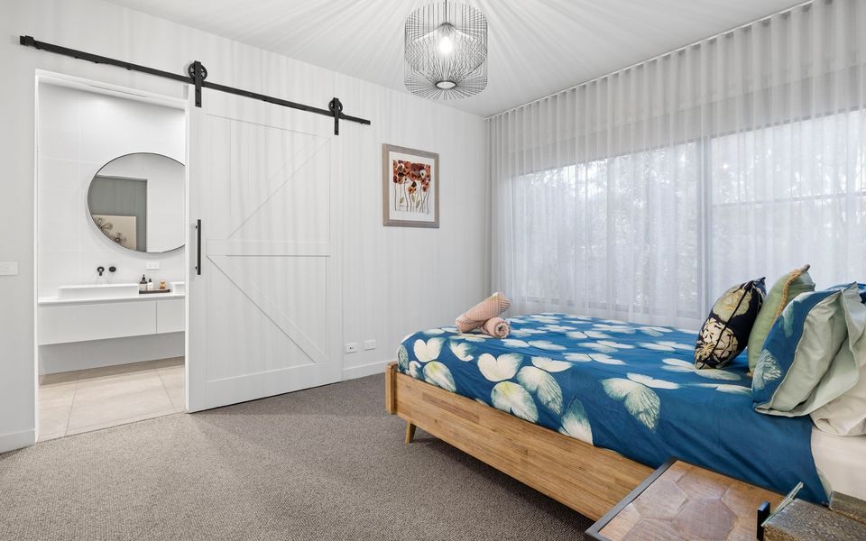 Queen Master Bedroom with ensuite bathroom