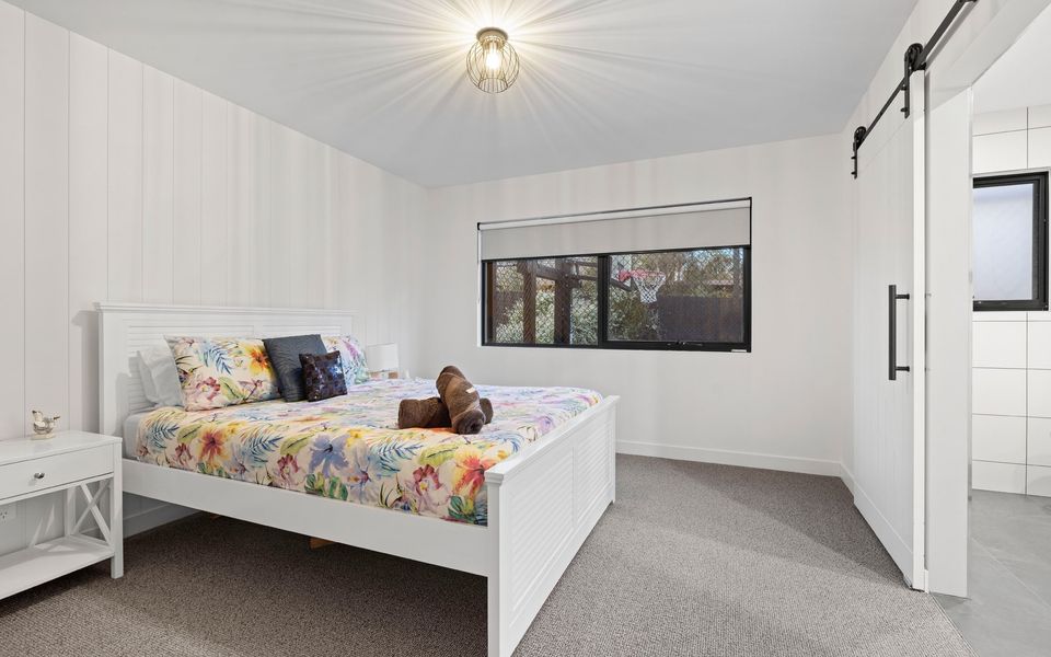 Queen Bed with ensuite bathroom