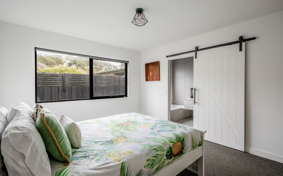 Queen bed bedroom with access to family bathroom.