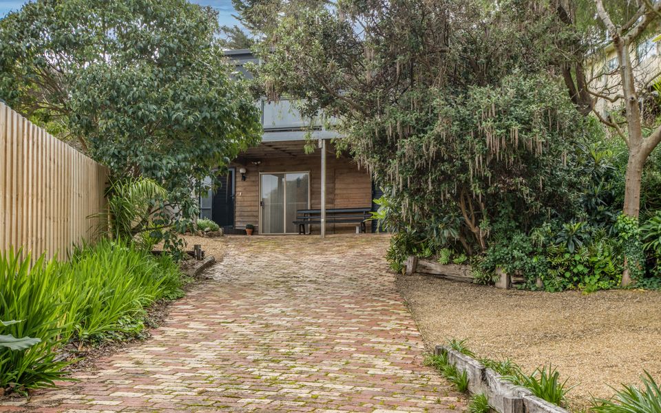 Driveway with entrance gate and space for up to 5 cars