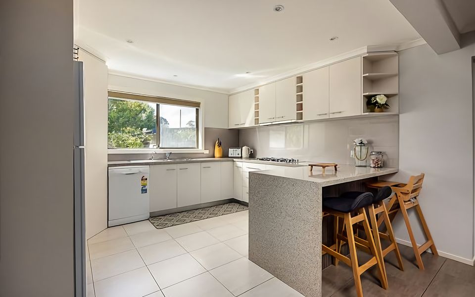 Modern entertainers kitchen.