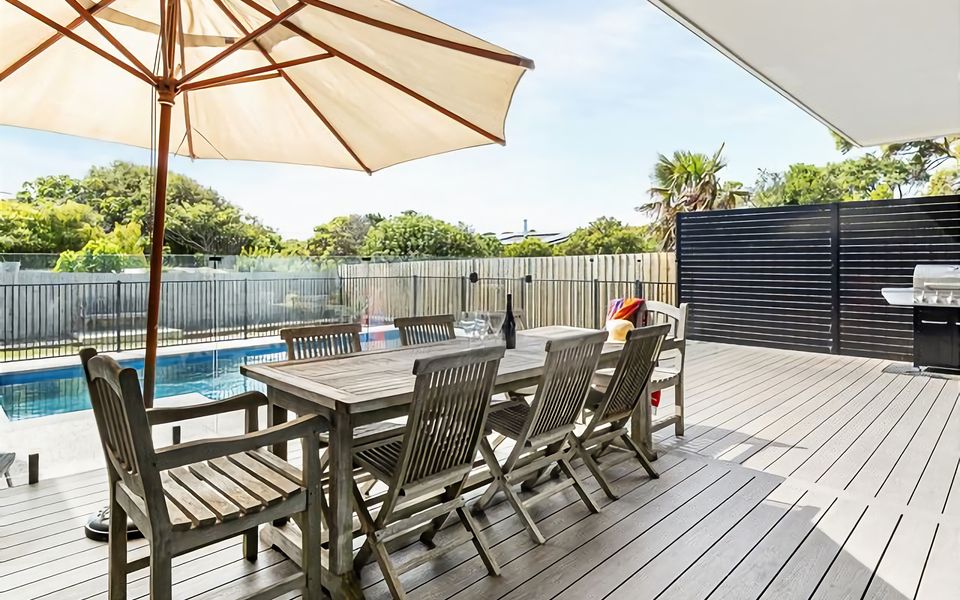 Pool side alfresco dining.