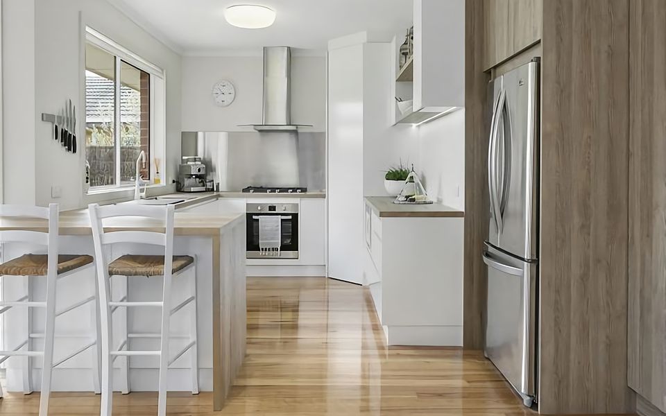 Fully equipped kitchen with breakfast bar.
