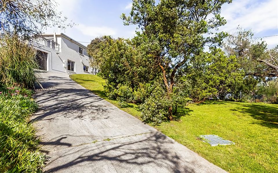 Hilltop Getaway, Stunning Sunsets, Close to Beach