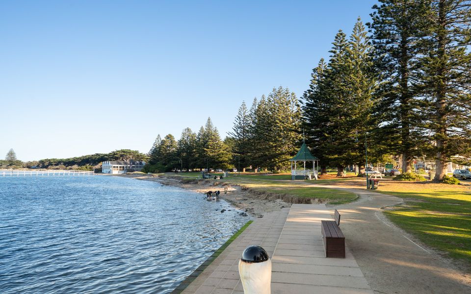 Sorrento foreshore, beach and pier just a 5-minute walk