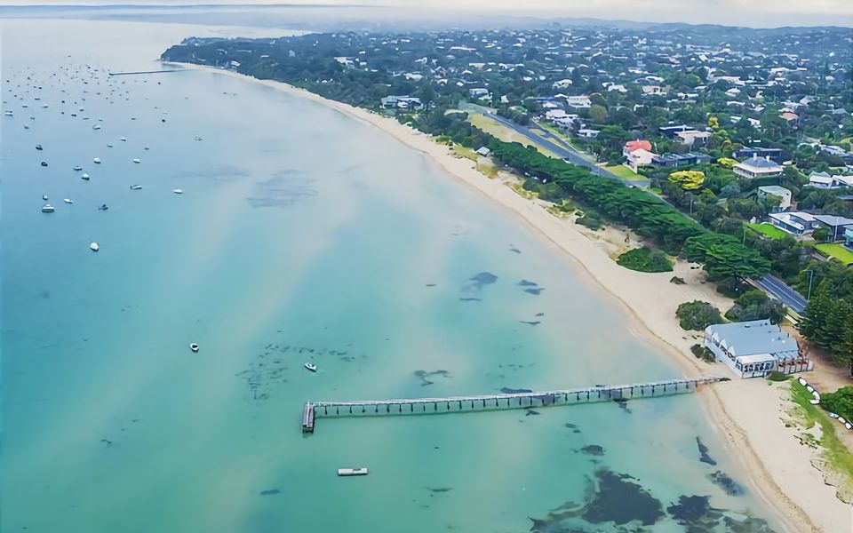 Experience the ultimate convenience with this centrally positioned apartment, where everything is just a leisurely walk away.