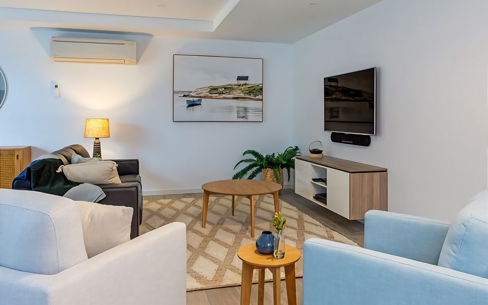 Relax into the comfortable 3 seat leather couch (fold out divan) and 2 lounge chairs in the lounge with TV, Foxtel, BluRay and free Wifi.